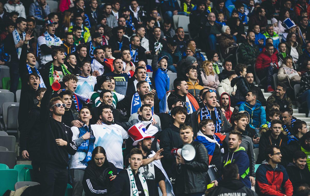 Slovenija Navijači | Slovenska nogometna reprezentanca se je v nedeljo pomerila doma s San Marinom, a se je na tribunah vseeno zbralo več kot deset tisoč ljubiteljev nogometa. To je ena izmed najbolj prijetnih pridobitev reprezentančnega nogometa, ki si želi priigrati nastop na Euru 2023. | Foto Grega Valančič/Sportida