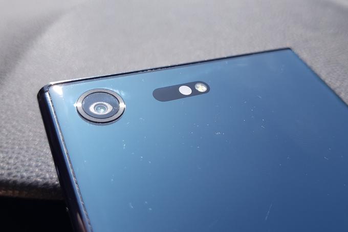 Sony ni sledil letošnjim trendom in je Xperio XZ Premium opremil samo z enojnim fotoaparatom, ki ima senzor z 19 milijoni slikovnih točk in zaslonko širine f/2.0 (manj je bolje). Fotoaparat ni tako dober kot pri Samsungu Galaxy S8, iPhonu 7 Plus ali Huaweijih P10, a svoje delo opravlja več kot zadovoljivo.  | Foto: Matic Tomšič