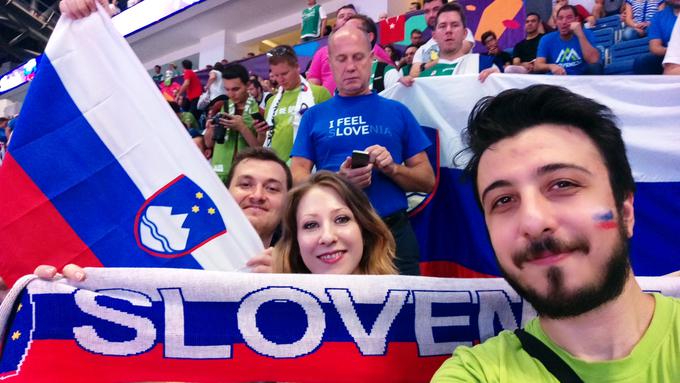 "Turki in Slovenci navijamo, res neverjeten večer," se Clara spominja večera, ko so slovenski košarkarji postali evropski prvaki. | Foto: Osebni arhiv