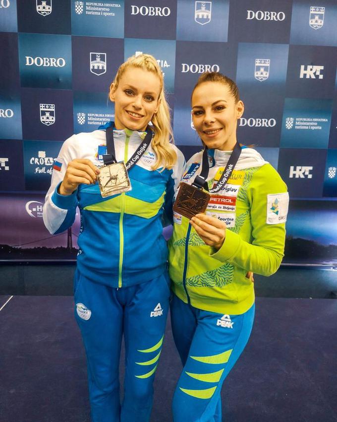 Na zmagovalnem odru se ji je pridružila Tjaša Kysselef, ki je bila tretja. | Foto: Gimnastična zveza Slovenije