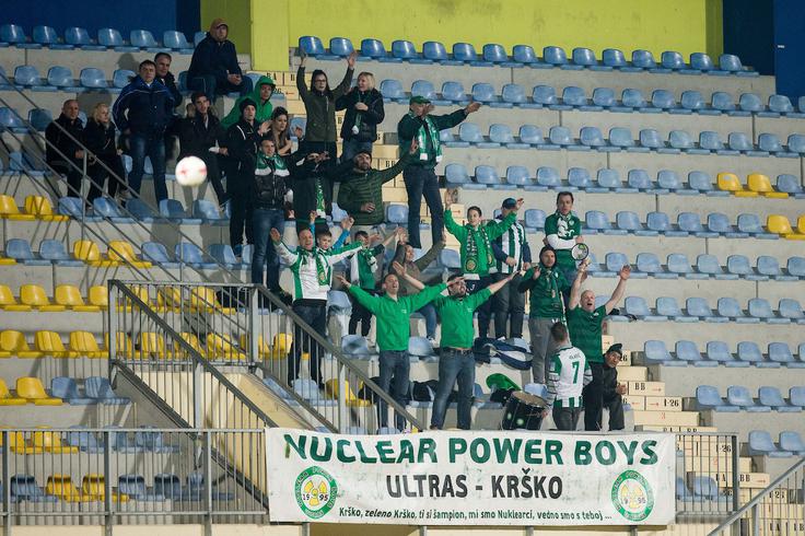 Krško Krčani imajo zveste navijače. Ko so nedavno gostovali v Domžalah in premagali Radomlje, se je na pot odpravila večja skupina privržencev. | Foto: Vid Ponikvar