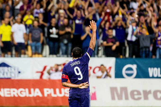 Marcos Tavares se po vsakem prvoligaškem zadetku prikloni navijačem. | Foto: Žiga Zupan/Sportida