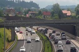 Vozniki pozor: na slovenskih cestah znova hudi zastoji