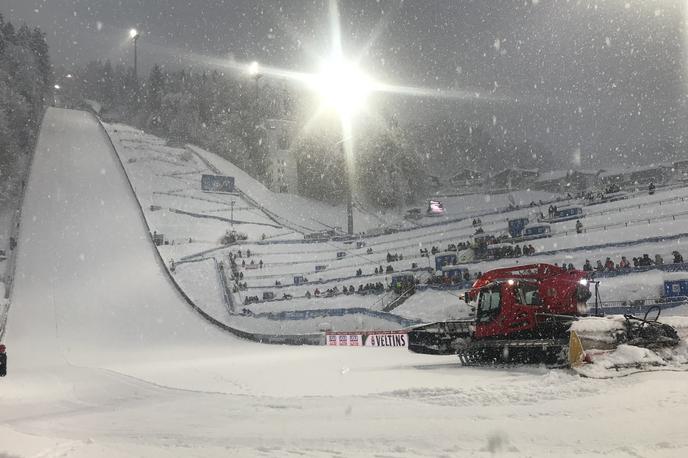 sneg Bischofshofen | Narava je v soboto zmagala. Kvalifikacije so bile prestavljene na nedeljo. | Foto Jaka Lopatič