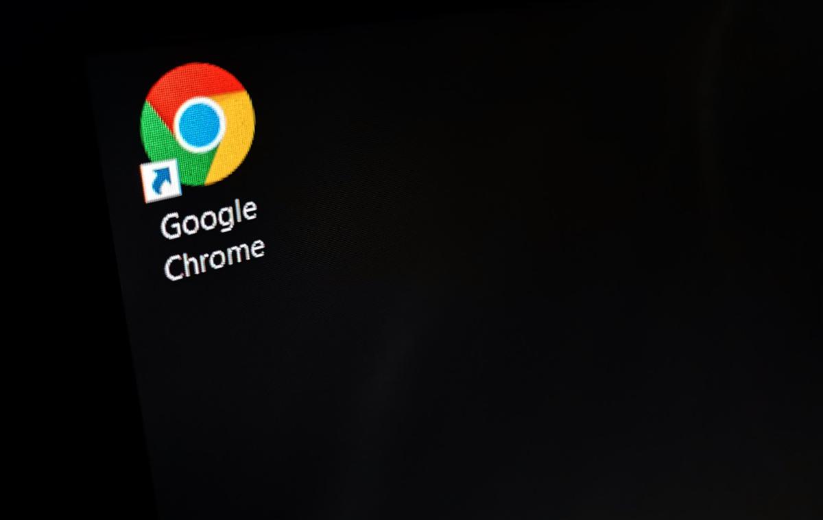 Google Chrome | Pri Googlu trdijo, da bodo blokiranje oglasov onemogočili zaradi izboljšanja varnosti in zanesljivosti spletnega brskalnika Chrome, nasprotniki spremembe pa so prepričani, da Google s tem predvsem ščiti lastne interese, saj večino prihodkov ustvari prav z oglaševanjem. | Foto Matic Tomšič