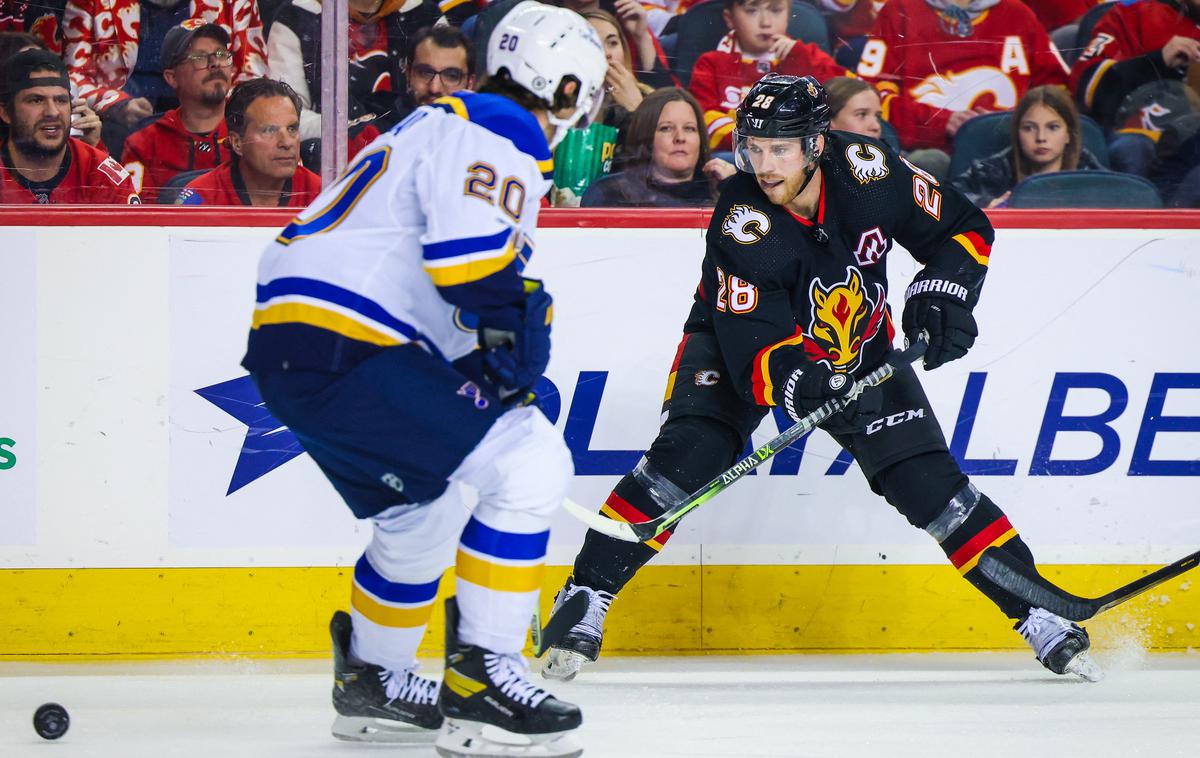 Elias Lindholm Calgary Flames | Hokejisti Calgaryja so prekinili niz petih zaporednih porazov, Elias Lindholm pa je dosegel dva zadetka v razmaku le 19 sekund. | Foto Reuters