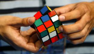 Ostali boste odprtih ust: Rubikovo kocko je sestavil v le 3,13 sekunde #video