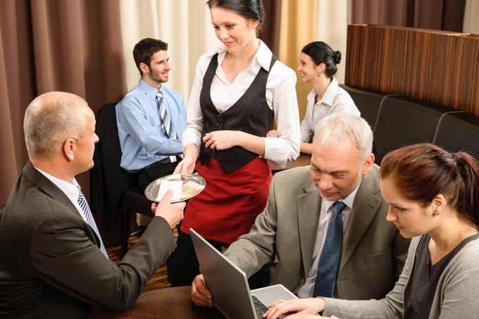 Poslovno kosilo ali večerjo poravna gostitelj, torej tisti, ki je poslovnega partnerja na srečanje povabil. | Foto: Thinkstock