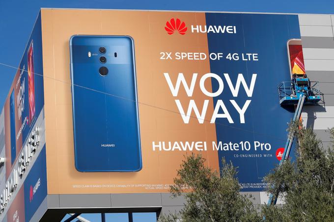 Huawei je v zadnjih mesecih v ZDA pospešeno oglaševal svojo trenutno najbolj vročo napravo, pametni telefon Huawei Mate 10 Pro (kliknite fotografijo za naš test), ki so ga nekateri vodilni svetovni tehnološki mediji izbrali tudi za najboljši pametni telefon z operacijskim sistemom Android v letu 2017. Mate 10 Pro bi moral biti gonilna sila Huaweieve širitve v ZDA, a vse kaže, da iz tega za zdaj ne bo nič. Američani bodo pametne telefone Huawei sicer še vedno lahko kupili, a ne prek telekomunikacijskih operaterjev in sklepanja naročniških razmerij. | Foto: Reuters