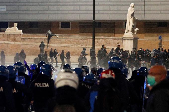 V Rimu so se protestniki spopadli s policijo. Ta je morala uporabiti tudi vodni top. | Foto: Reuters