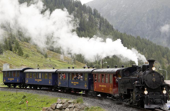 Po šestih desetletjih je recimo parna lokomotiva leta 2010 znova zapeljala in začela novo življenje na železni cesti čez prelaz Furka v švicarskih Alpah (Dampfbahn Furka Bergstrecke (DFB) railways). | Foto: Reuters