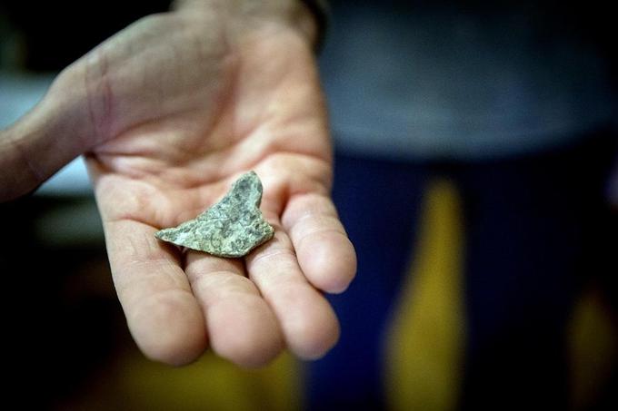 Klemenc ima doma bogato zbirkov kamnov, ki jih je nabral na svojih potovanjih. V zbirki je tudi kamenček, ki mu ga je z vrha Everesta prinesel prijatelj Nejc Zaplotnik. | Foto: Ana Kovač