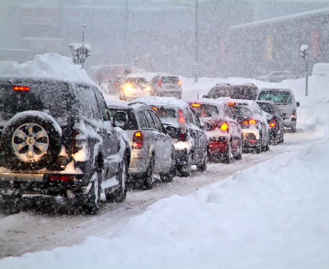 Pomembno je, da očistimo sneg z avtomobila. To ni le prekršek, za katerega je predvidena kazen 200 evrov, s tem poskrbimo, da sneg ob zaviranju ne bo padel na vetrobransko steklo ali zdrsnil z zadka avtomobila in presenetil voznika za nami. | Foto: 