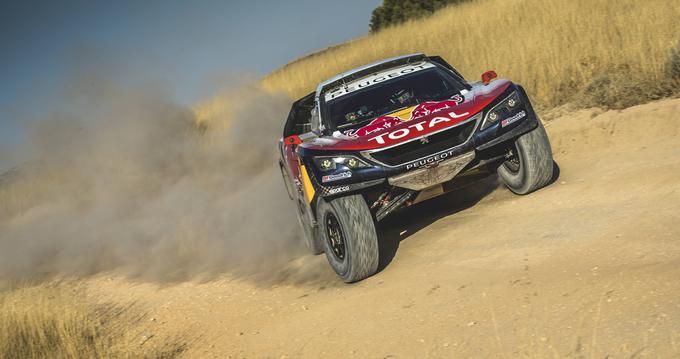 Peugeot bo letos na reliju Dakar lovil svojo skupno šesto zmago. Za volanom tovarniških prototipov bodo sedeli Stephane Peterhansel, Carlos Sainz, Sebastien Loeb in Cyril Despres. | Foto: Red Bull