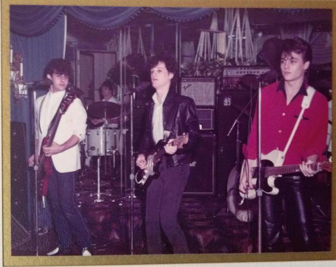 Fotografija je nastala leta 1982, ko je bil Johnny Depp (desno) star komaj 19 let. | Foto: Reddit / deadbird17