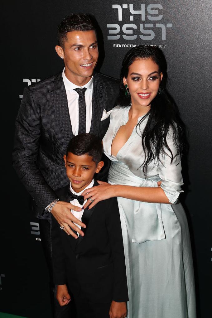 Ronaldo in njegov osemletni sin Cristiano Ronaldo dos Santos Junior ter dekle Georgina. | Foto: Getty Images