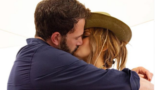 J. Lo je ob svojem rojstnem dnevu delila fotografijo poljuba z Benom