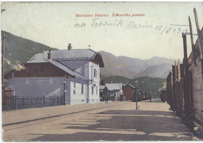 Razglednica, ki je bila odposlana leta 1912, upodablja železniško postajo Bohinjska Bistrica. Tipska stavba železniške postaje je bila zgrajena med letoma 1904-1905, ko so gradili bohinjsko progo. Ta je bila za promet odprta leta 1906 in je postavila temelje modernega turizma v Bohinju. | Foto: Arhiv Železniškega muzeja Slovenskih železnic