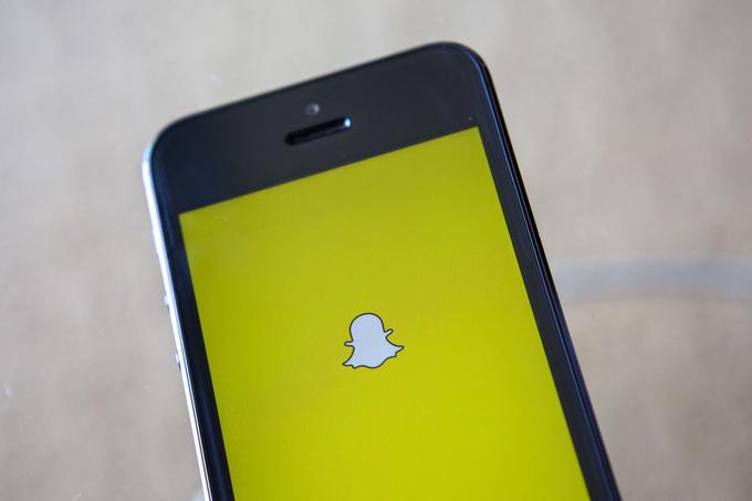 Snapchat je aplikacija za pametne telefone in istoimensko družbeno omrežje, ki uporabnikom omogoča pošiljanje fotografij in videoposnetkov drugim uporabnikom. Čar Snapchata je v tem, da poslane vsebine po enem ogledu izginejo.  | Foto: Reuters