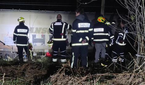 Tragična nesreča: vlak na območju Cerknice do smrti zbil osebo