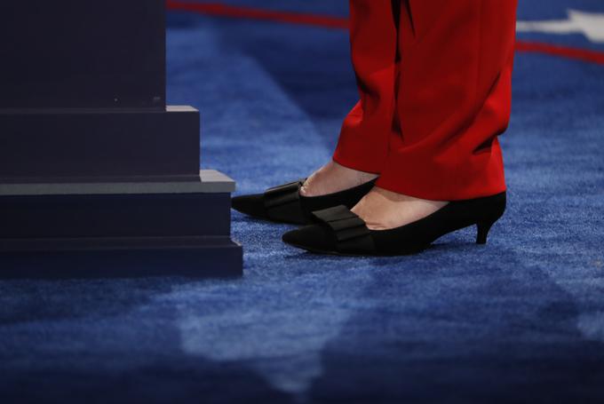 H kostumu je obula črne čevlje s pentljami. | Foto: Reuters