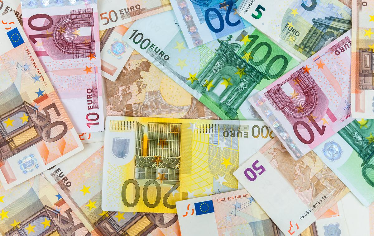 Evro denar evri | Vlada pripravlja predlog zakona, ki med drugim omogoča odlog plačila davkov. | Foto Getty Images