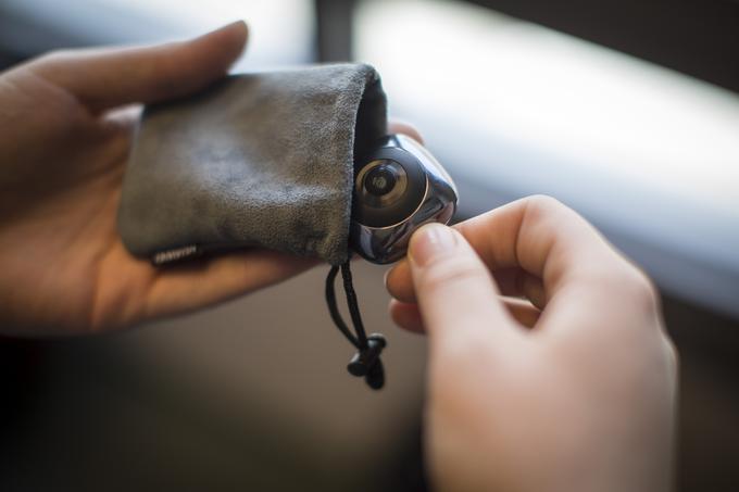 V škatlici kameri priložijo majhno torbico iz semiša, ki je varuje in obenem le olajša njeno najdbo v kakšnem žepu ali torbici. | Foto: Bojan Puhek
