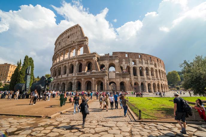 Kolosej, Rim | Domovanje je imelo atrij z vrtom, banketno dvorano, ki je posnemala jamo, in vodne elemente. Obenem so arheologi sporočili, da so našli tudi izjemen mozaik v rustikalnem slogu. | Foto Shutterstock