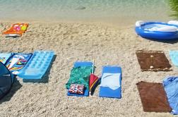 Čistilna akcija v Dalmaciji: s plaže pobrali "rezervacije" z brisačami