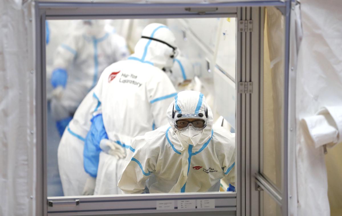 laboratorij, covid-19 | Na seznam različic koronavirusa, ki nas lahko skrbijo, so pri Svetovni zdravstveni organizaciji dodali še različico, poimenovano "mi". | Foto Getty Images