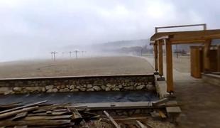 Najbolj žurerska plaža na Hrvaškem v primežu burje (video)