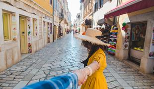 Na Hrvaškem julija manj prihodov in prenočitev turistov