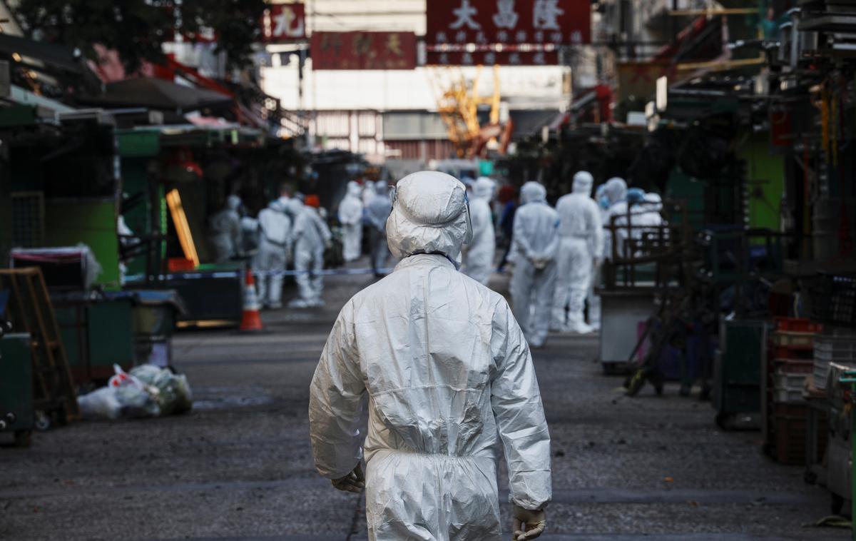 Novi koronavirus v Hongkongu | Kitajska je prepričana, da bi zaradi vprašanj o izvoru novega koronavirusa, vrata svojih laboratorijev morale odpreti tudi ZDA. | Foto Reuters