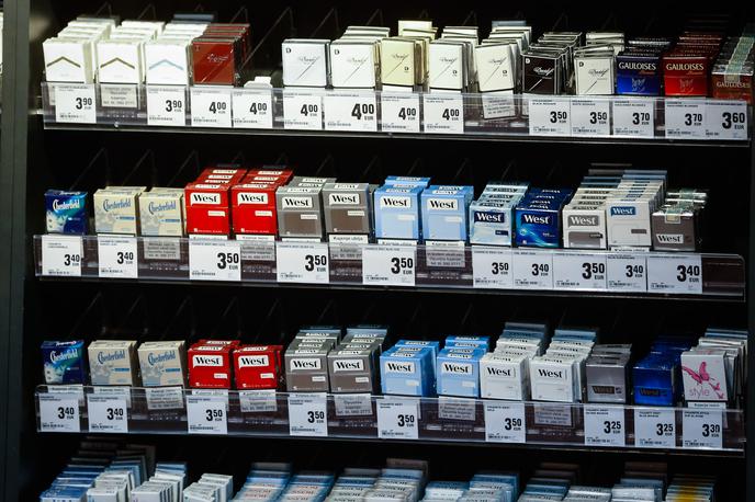 Cigarete | Cena trošarinskih izdelkov se oblikuje prosto, a ponudniki običajno sledijo spremembi trošarin. | Foto Anže Malovrh / STA