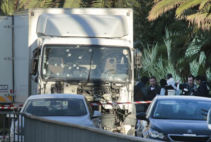 Voznik tovornjaka, ki je sinoči zapeljal v množico, je ubil več kot 80 ljudi, številni se še borijo za življenje. | Foto: 
