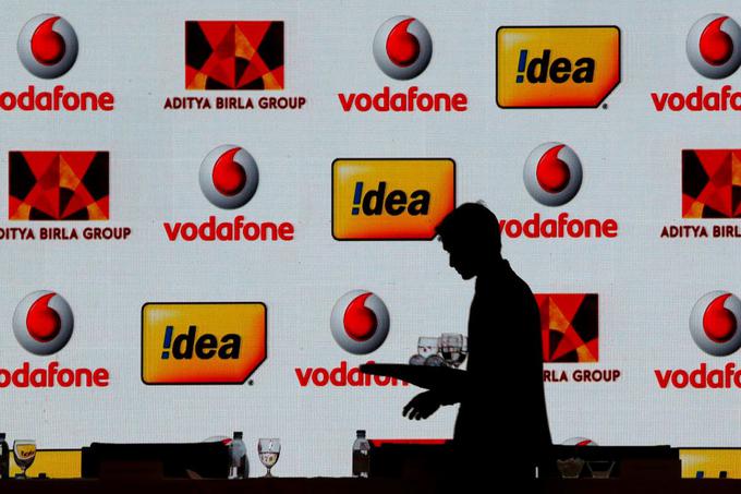 Po današnji novinarski konferenci, na kateri so oznanili združitev Vodafone in Idea v novega operaterja. | Foto: Reuters