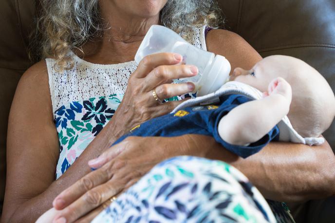 Babica | Babica je mlečno formulo namesto z vodo zmešala z belim vinom.  | Foto Shutterstock