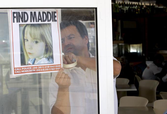 10. maj 2007: gostinec pa Portugalskem na okno svojega lokala lepi poster s sporočilom o pogrešani britanski deklici.  | Foto: Guliverimage
