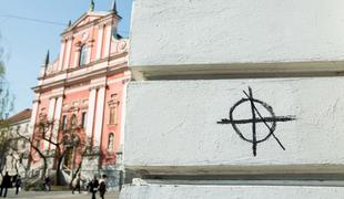 "Na glavnem trgu v Ljubljani imate neonacistični simbol"
