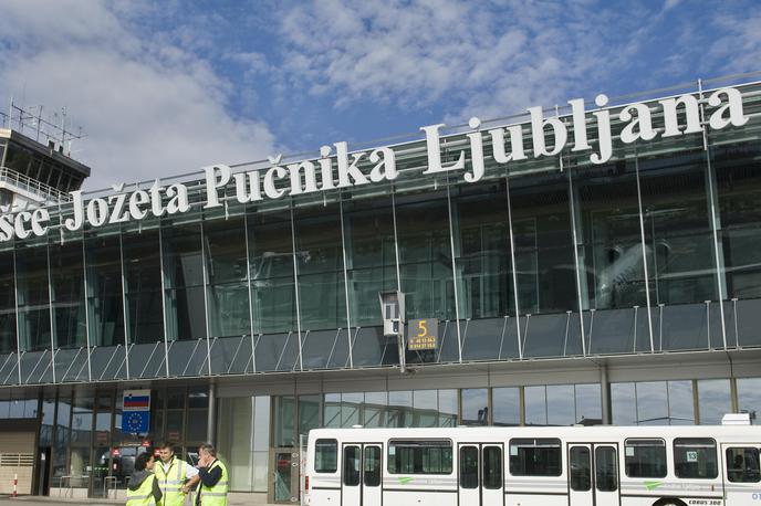 Letališče Jožeta Pučnika Ljubljana Brnik | Na ministrstvu so zadovoljni z rastjo prometa na letališču, po podatkih državnega sekretarja je ta za 30 odstotkov večji kot leto prej. | Foto Bor Slana