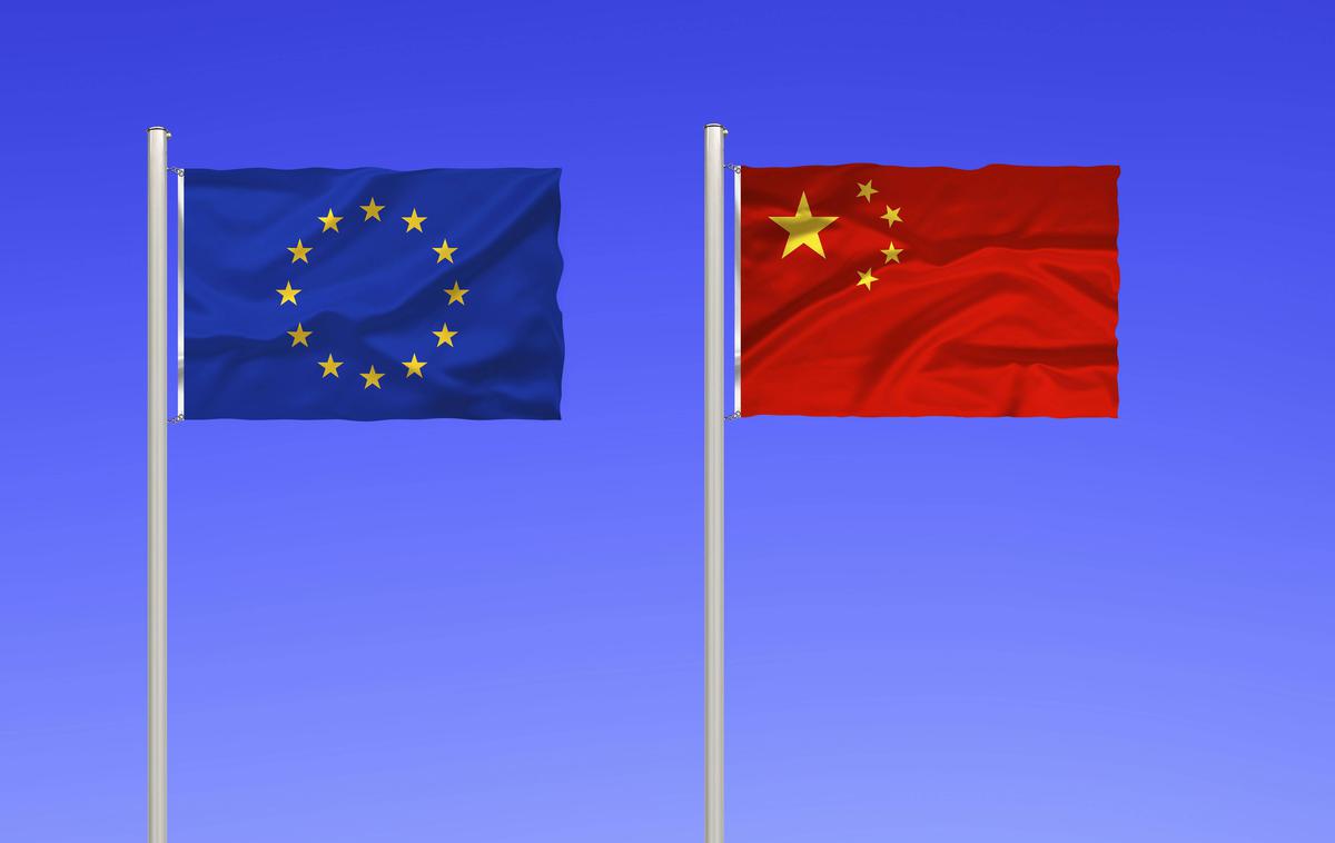 Kitajska in EU zastava | Preiskava EU proti Kitajski je prva, ki bo odprta v okviru povsem novega trgovinskega orodja EU, instrumenta za mednarodna naročila (IPI), in bo proučila, kako se javna naročila dodeljujejo na kitajskem trgu medicinskih pripomočkov – predvsem, ali so odprta za evropske izvoznike. | Foto Guliverimage