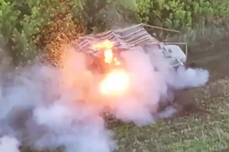 Oglejte si neposredni spopad med ukrajinskim in ruskim bojnim vozilom #video