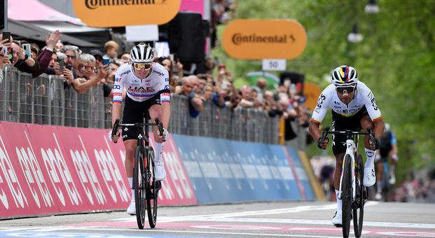 Tadej Pogačar je svoj prvi Giro odprl s tretjim mestom