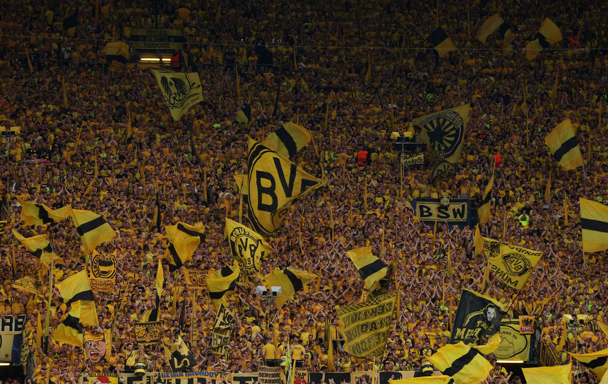 Westfallen Stadium Borussia Dortmund | Ta fotografija pove vse, kakšen navijaški pekel je v Dortmundu pričakal nogometaše PSG-ja. | Foto Reuters