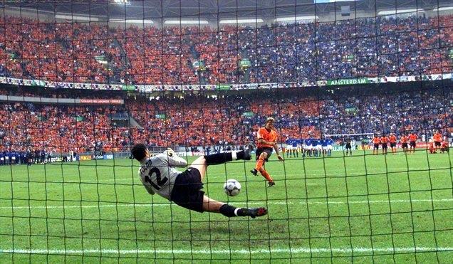 Italijanski vratar Francesco Toldo je v polfinalu paral živce nizozemskim izvajalcem najstrožje kazni. | Foto: 