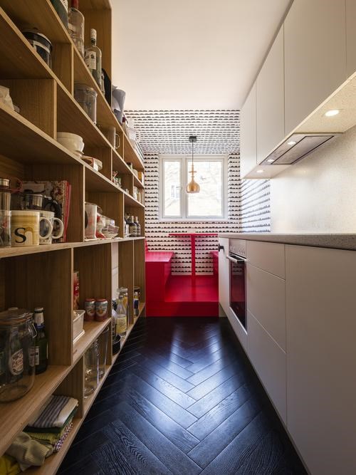 Jedilnica na koncu linearne zasnove kuhinje je igrivi zaključek tega prostora. | Foto: www.alexanderfehre.de