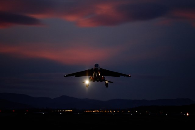 Alpha jet je dvoboj na 300 metrov izgubil, a se je nato suvereno dvignil proti nebu. Letalo doseže najvišjo hitrost okrog 1000 kilometrov na uro | Foto: 