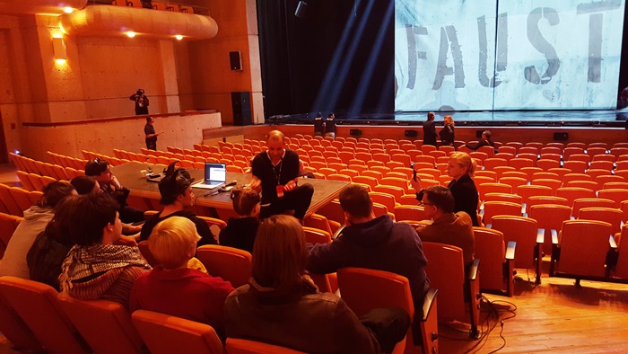 Pet uprizoritev Fausta si je v dvorani kolumbijskega gledališča Teatro Mayor Julio Mario Santo Domingo ogledalo 7 tisoč ljudi.  | Foto: 