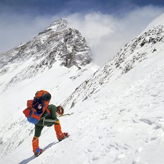Jože Zupan pod robom Zahodne rame nad taborom III, v ozadju je vršna piramida Everesta. Fotografija je bila posneta na odpravi leta 1979. | Foto: 