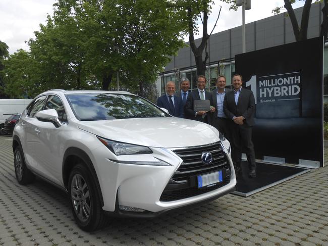 Milijonti Lexusovo hibridni avtomobil NX 300h je bil v salonu v Milanu izročen, kot se za tak prodajni dosežek spodobi. Kupcu Aldu Pirronelliju je v mestu mode ključe milijontega lexusa z motorjem in baterijo predal Alain Uyttenhoven, vodja družbe Lexus Europe. | Foto: Lexus